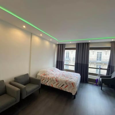 Long-term rental in Paris: studio apartment, 35 m², on Rue Berri with parking and all amenities