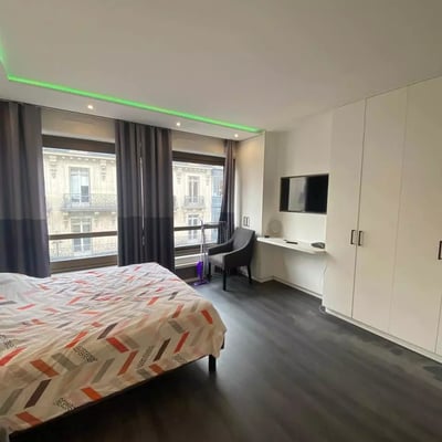 Long-term rental in Paris: studio apartment, 35 m², on Rue Berri with parking and all amenities