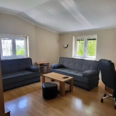 Alquiler a largo plazo en Belgrado — apartamento de 1 ambiente y 35 m² con aire acondicionado y calefacción eléctrica en el barrio de Voždovac