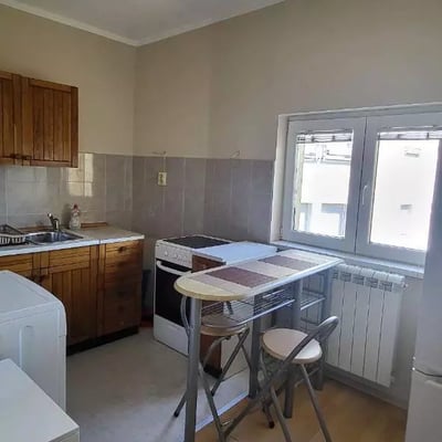 Alquiler a largo plazo en Belgrado — apartamento de 1 ambiente y 35 m² con aire acondicionado y calefacción eléctrica en el barrio de Voždovac