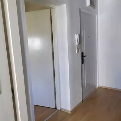 Alquiler a largo plazo en Belgrado — apartamento de 1 ambiente y 35 m² con aire acondicionado y calefacción eléctrica en el barrio de Voždovac