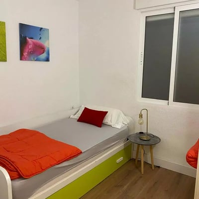 Alquiler a largo plazo de amplio piso de 4 dormitorios en Alicante con patio, balcón, ascensor y parking cerca del centro y del puerto