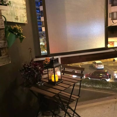 Alquiler a largo plazo de amplio piso de 4 dormitorios en Alicante con patio, balcón, ascensor y parking cerca del centro y del puerto