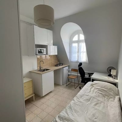 Long-term rental of a 10 m² studio on Rue de Franqueville, 16th arrondissement of Paris, with elevator