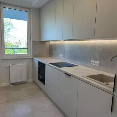 Alquiler a largo plazo de un amplio apartamento de tres habitaciones con aparcamiento en el distrito Włochy de Varsovia