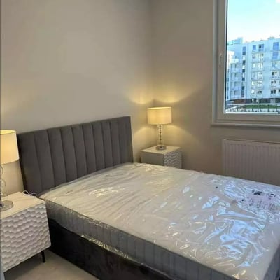 Alquiler a largo plazo de un amplio apartamento de tres habitaciones con aparcamiento en el distrito Włochy de Varsovia