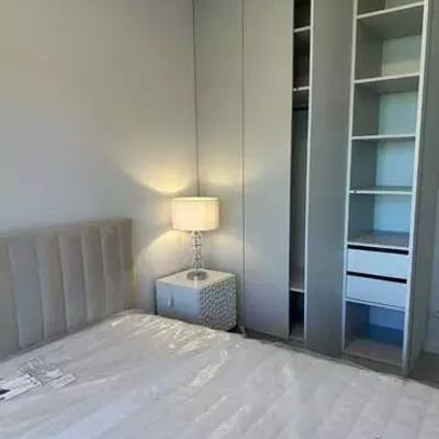Alquiler a largo plazo de un amplio apartamento de tres habitaciones con aparcamiento en el distrito Włochy de Varsovia