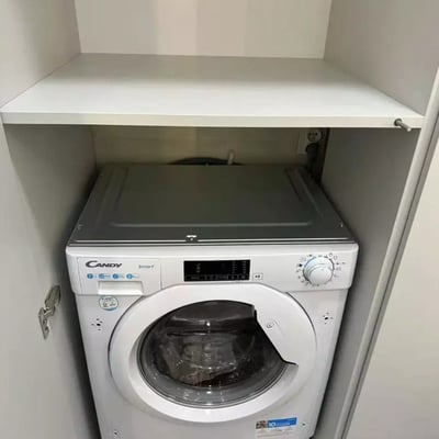 Alquiler a largo plazo de un amplio apartamento de tres habitaciones con aparcamiento en el distrito Włochy de Varsovia