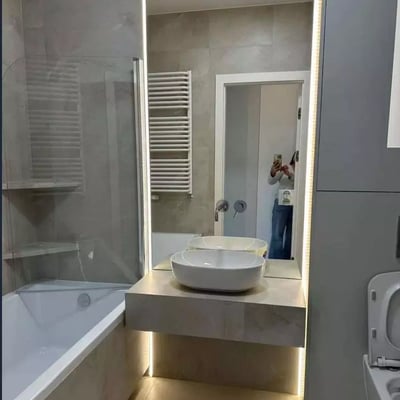 Alquiler a largo plazo de un amplio apartamento de tres habitaciones con aparcamiento en el distrito Włochy de Varsovia