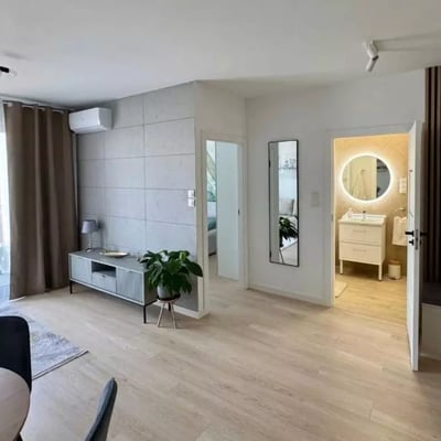 Alquiler a largo plazo de un piso nuevo de 2 habitaciones con balcón y aparcamiento, Ursus, Varsovia
