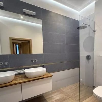 Long-term rental 78 m² apartment with balcony & AC in Wola, Warsaw, Poland