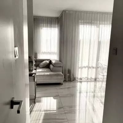 Langzeitmiete einer 2-Zimmer-Wohnung (62 m²) mit Balkon in Mokotów, Warschau, Polen