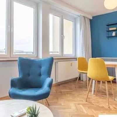 Langzeitmiete einer 2-Zimmer-Wohnung (47 m²) mit Balkon und Klimaanlage in Wola, Warschau, Polen