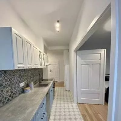 Langzeitmiete einer 3-Zimmer-Wohnung (51 m²) mit Balkon und Parkplatz in der Kotsisa 8c Straße, Warschau, Polen