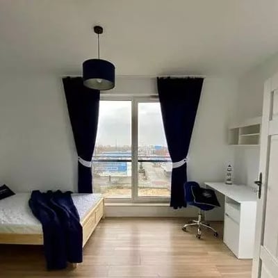 Alquiler a largo plazo de un apartamento de 51 m² y 3 habitaciones en la calle Kotsisa 8c, Varsovia, Polonia, con balcón y aparcamiento