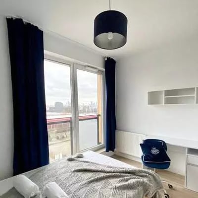 Alquiler a largo plazo de un apartamento de 51 m² y 3 habitaciones en la calle Kotsisa 8c, Varsovia, Polonia, con balcón y aparcamiento