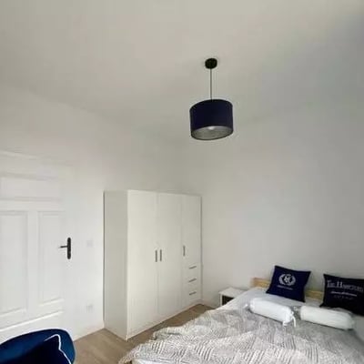 Alquiler a largo plazo de un apartamento de 51 m² y 3 habitaciones en la calle Kotsisa 8c, Varsovia, Polonia, con balcón y aparcamiento