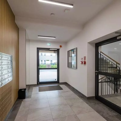 Alquiler a largo plazo piso de 78m², 4 habitaciones con balcón y aparcamiento, calle Wschodu Słońca, Włochy, Varsovia, Polonia
