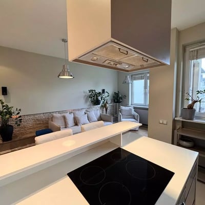 Location longue durée appartement 2 pièces de 51 m² avec balcon et parking, quartier Praga-Południe, Varsovie, Pologne