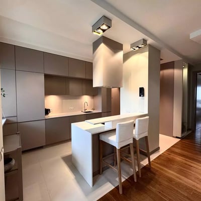Location longue durée appartement 2 pièces de 51 m² avec balcon et parking, quartier Praga-Południe, Varsovie, Pologne