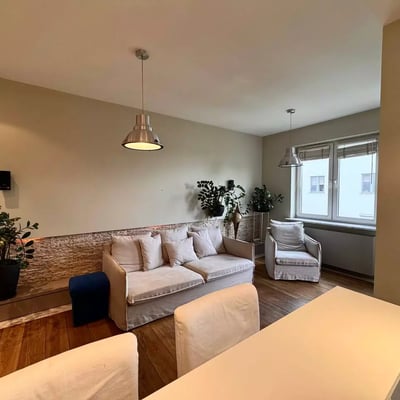 Location longue durée appartement 2 pièces de 51 m² avec balcon et parking, quartier Praga-Południe, Varsovie, Pologne