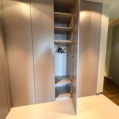 Location longue durée appartement 2 pièces de 51 m² avec balcon et parking, quartier Praga-Południe, Varsovie, Pologne