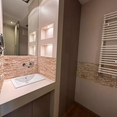 Location longue durée appartement 2 pièces de 51 m² avec balcon et parking, quartier Praga-Południe, Varsovie, Pologne