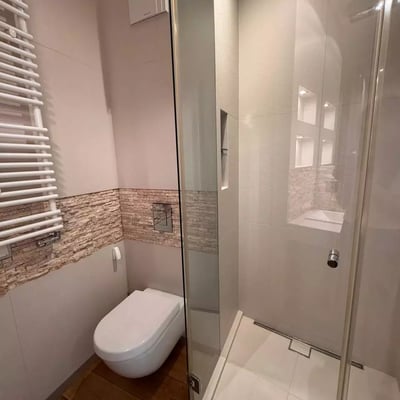 Location longue durée appartement 2 pièces de 51 m² avec balcon et parking, quartier Praga-Południe, Varsovie, Pologne