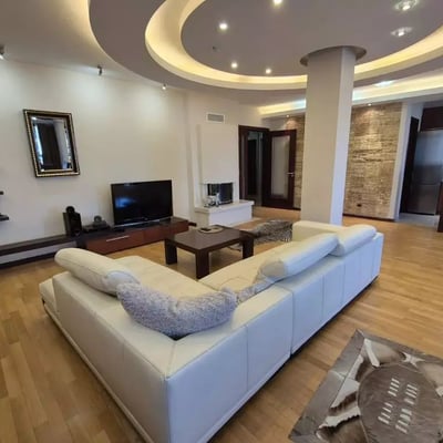 Alquiler a largo plazo de piso de 3 habitaciones, 133 m² en Belgrado, Serbia