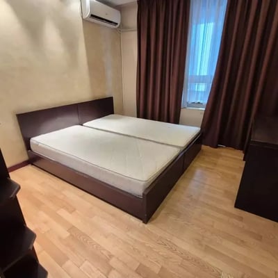 Alquiler a largo plazo de piso de 3 habitaciones, 133 m² en Belgrado, Serbia