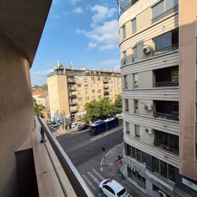 Alquiler a largo plazo de piso de 3 habitaciones, 133 m² en Belgrado, Serbia