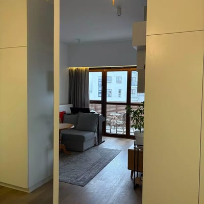 Alquiler a largo plazo de un apartamento de 47 m² con dos habitaciones y balcón en el distrito de Wola, Varsovia