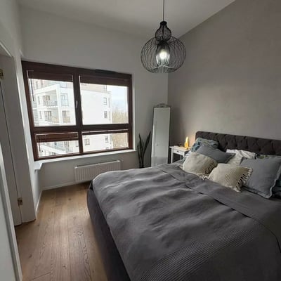 Alquiler a largo plazo de un apartamento de 47 m² con dos habitaciones y balcón en el distrito de Wola, Varsovia