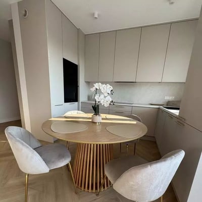 Langzeitmiete einer 55 m² großen Dreizimmerwohnung im Stadtteil Włochy, Warschau, Polen