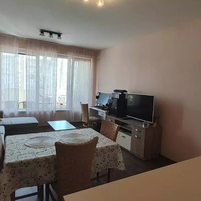 Langfristige Vermietung einer 3-Zimmer-Wohnung mit Parkplatz im Stadtteil Văzrazhdane 1, Warna, Bulgarien