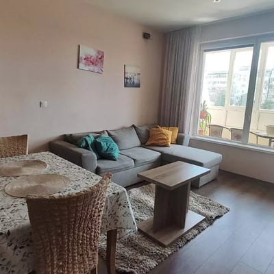 Langfristige Vermietung einer 3-Zimmer-Wohnung mit Parkplatz im Stadtteil Văzrazhdane 1, Warna, Bulgarien