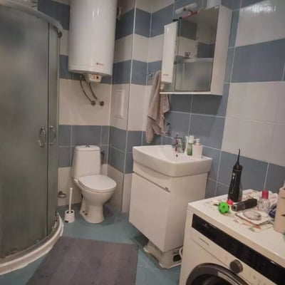 Langfristige Vermietung einer 3-Zimmer-Wohnung mit Parkplatz im Stadtteil Văzrazhdane 1, Warna, Bulgarien