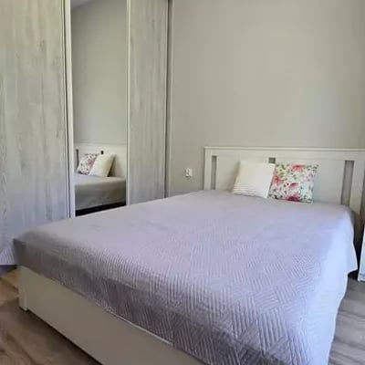 Location longue durée : appartement 2 pièces de 45 m² à Wola Justowska, Cracovie, Pologne