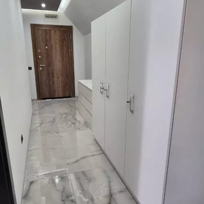 Alquiler a largo plazo piso de 3 habitaciones en el distrito Trakata, Varna, Bulgaria