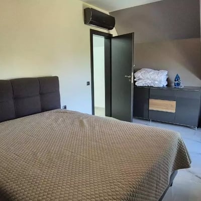 Alquiler a largo plazo piso de 3 habitaciones en el distrito Trakata, Varna, Bulgaria