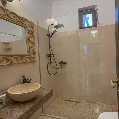 Долгосрочная аренда 4-комнатной виллы 350 м² в Констанца, Румыния