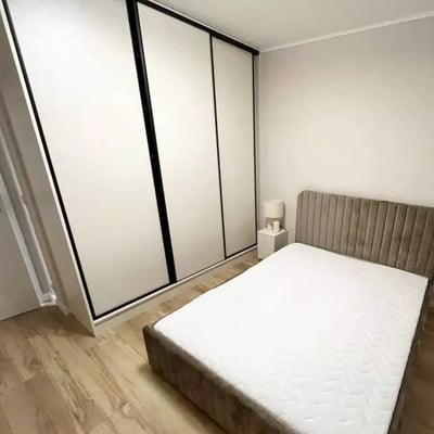 Location longue durée d’un appartement de 45 m² et 2 pièces dans le quartier Wola, Varsovie, Pologne
