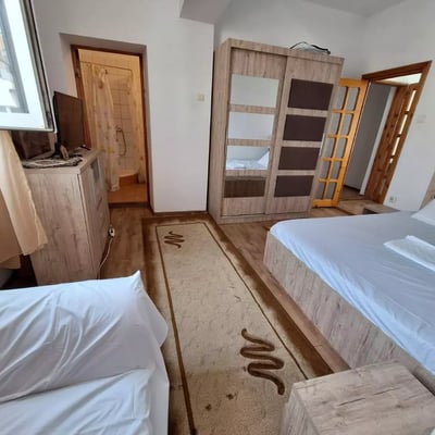 Location longue durée d’un appartement 5 pièces 150 m² à Faleza Nord, Constanța, Roumanie