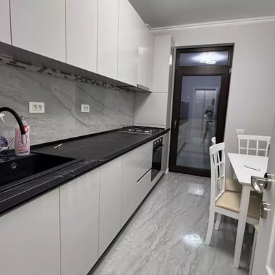 Location longue durée d’un appartement 2 pièces de 55 m² dans le quartier Inel 1, Constanța, Roumanie