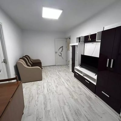 Alquiler a largo plazo: departamento de 2 habitaciones 50 m² en el barrio Tomis 3, Constanza, Rumanía