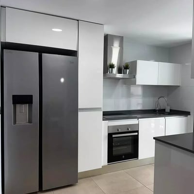 Alquiler a largo plazo de un piso de 3 dormitorios, 90 m², en Alicante, España