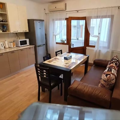 Location longue durée d’un appartement de 3 pièces, 64 m², dans le quartier du Vieux-Port, Constanța, Roumanie