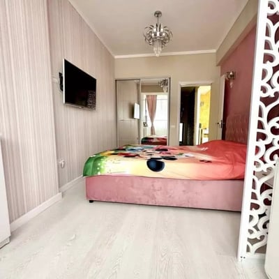 Alquiler a largo plazo de un piso de 3 habitaciones, 120 m², en el distrito de Mamaia, Constanza, Rumanía