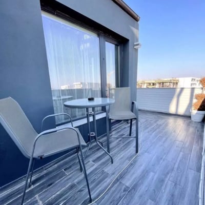 Alquiler a largo plazo de un piso de 3 habitaciones, 120 m², en el distrito de Mamaia, Constanza, Rumanía