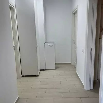 Location longue durée d’un appartement de 3 pièces, 70 m², dans le quartier de Mamaia, Constanța, Roumanie
